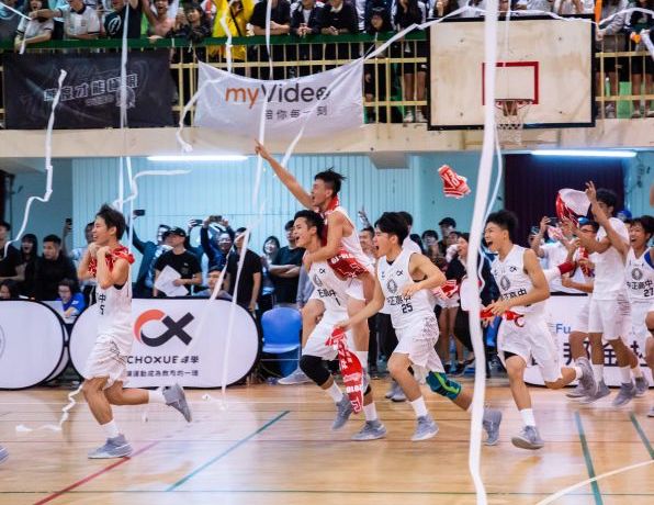 Choxue tournament winners, Taipei Municipal Zhong-zheng Senior High School, celebrating after their victory.