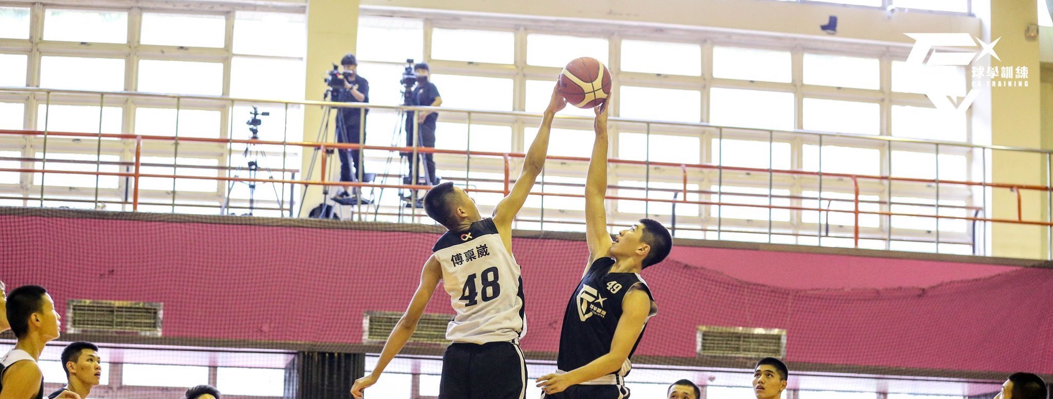 Jump ball during Choxue summer camp